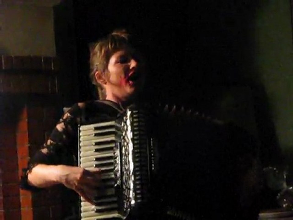 Emilie Cadiou, Les petits bars (une chanson de La Baronne)