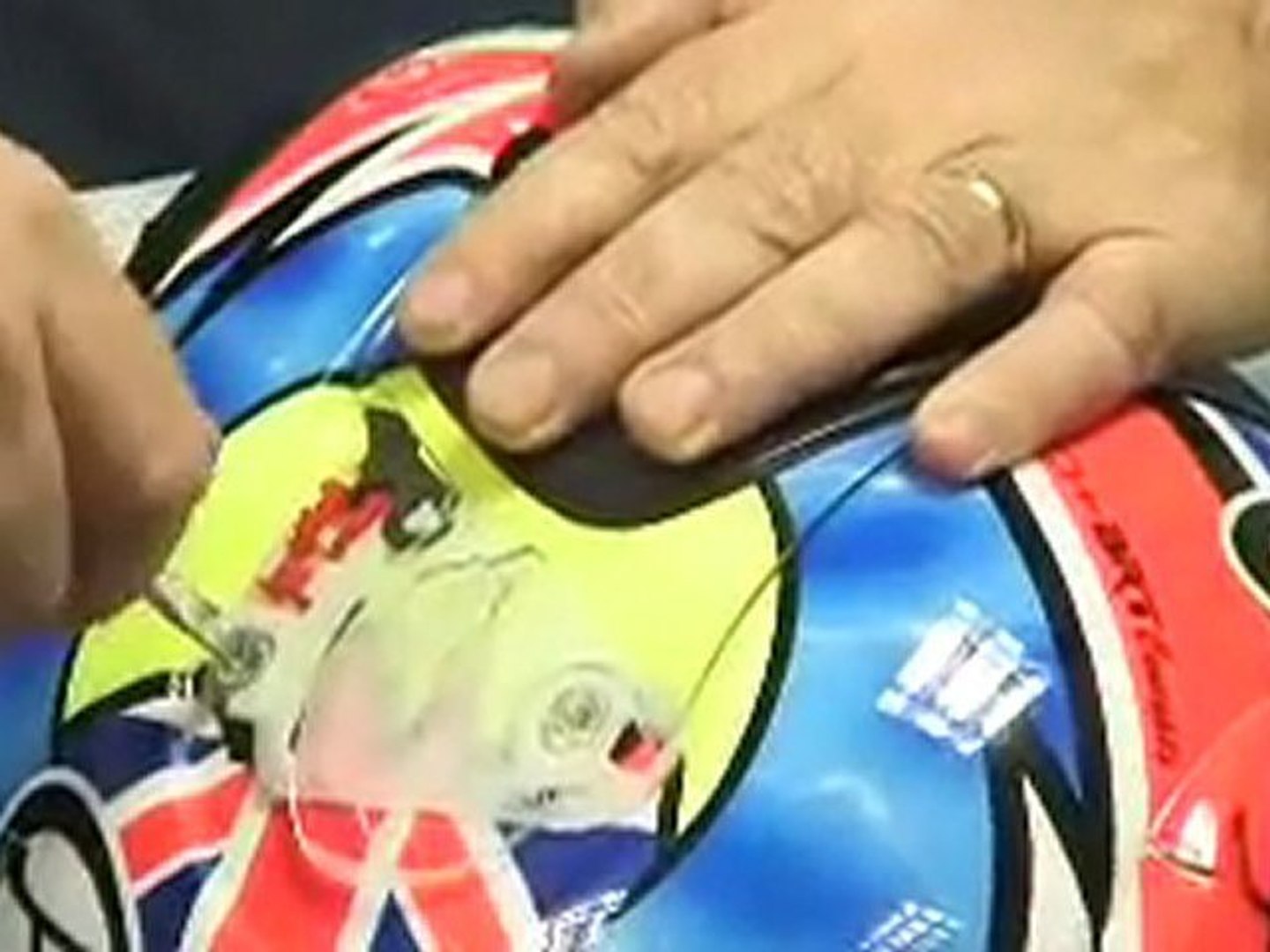 How to adjust a visor on an Arai helmet - video Dailymotion