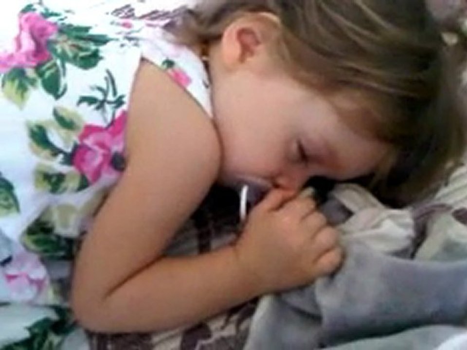 louise 18 mois dort par terre