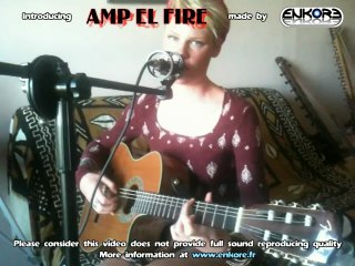 Phoebe Jacobs chante sur Amp el'Fire, ampli portable à piles (www.enkore.fr)