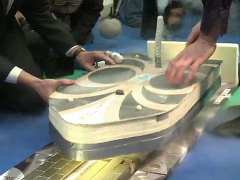 Glisse et lévitation grâce à un premier skate supraconducteur