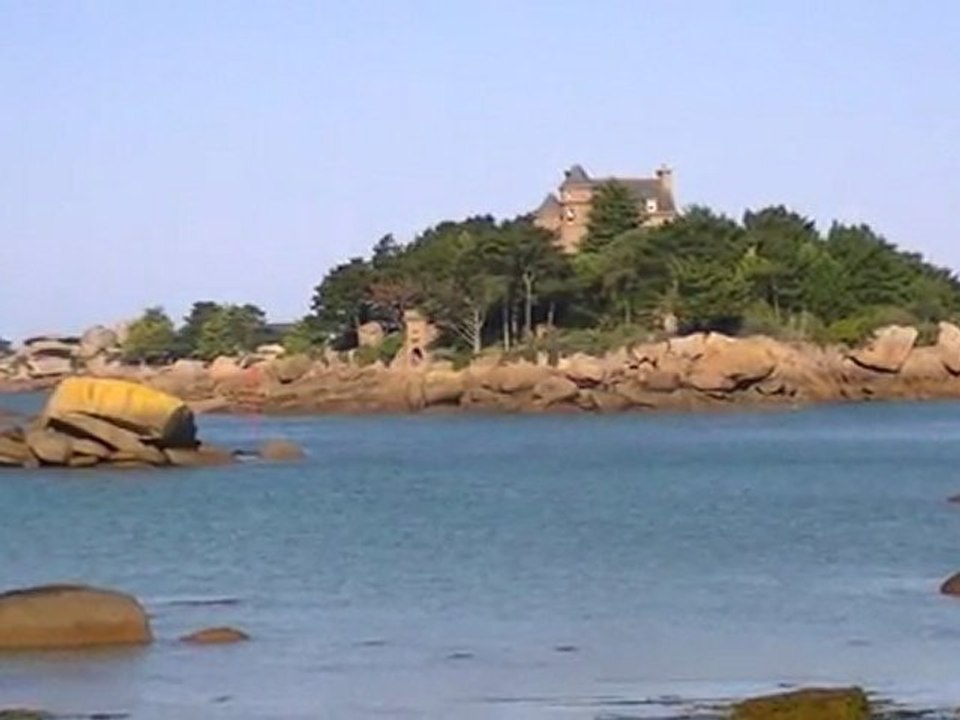 chateau de costaeres plage de st guirec  ploumanach perros guirec sur la côte de granite rose
