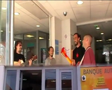 Les indignés chantent dans les banques