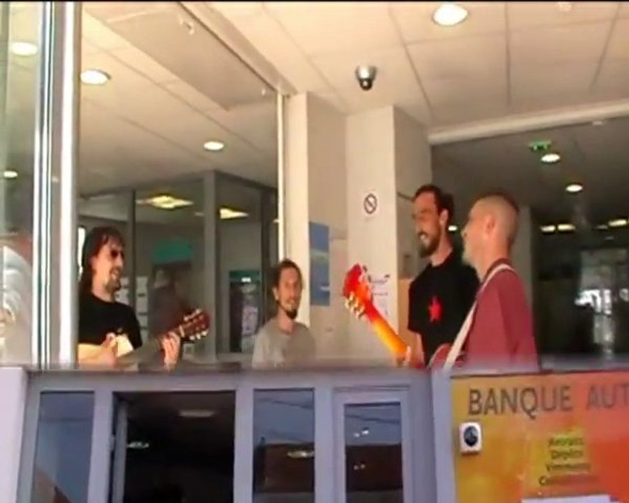 Les indignés chantent dans les banques