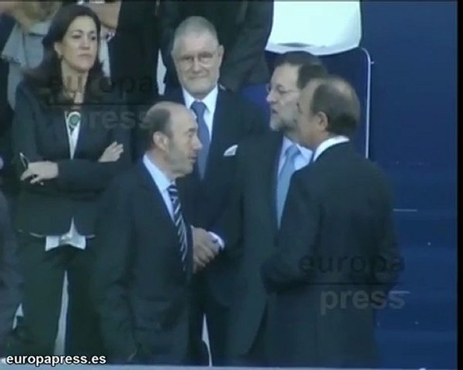 Rubalcaba y Rajoy hablan en el desfile