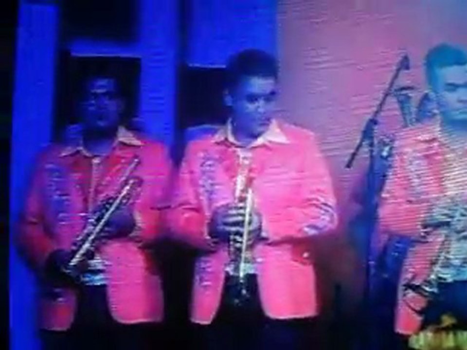 PA LA BANDA NIGHT SHOW CON LUIS ANTONIO LOPEZ "MIMOSO"...CANTANDO MI PRISIONERA Y RECLAMALE A ELLA