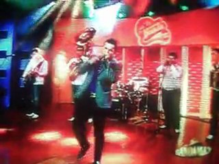 PA LA BANDA NIGHT SHOW CON ROBERTO JR....CANTANDO CHICO POPULAR