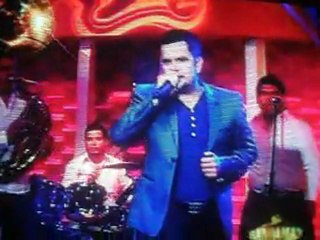 PA LA BANDA NIGHT SHOW CON ROBERTO JR....CANTANDO ELLOS NO SE IMAGINAN