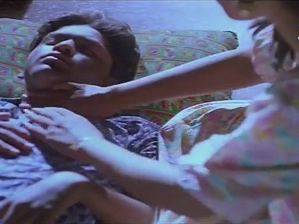 Play Girls - Silk Smitha seduce Hero
