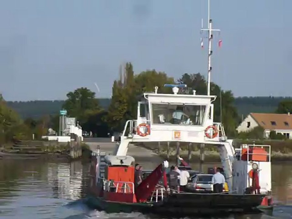 Traversée de la Seine en bac lors du rassemblement annuel 2011 du Renault 9 & 11 Club de France