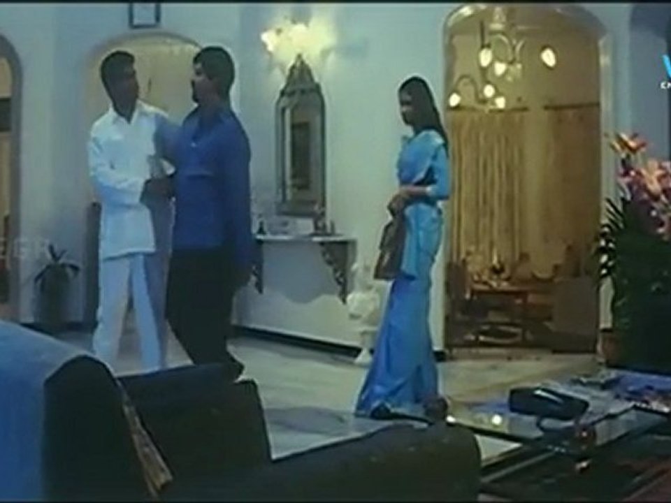 Ethu Konjam Puthusu - Shivareddy romancing his friend's wife