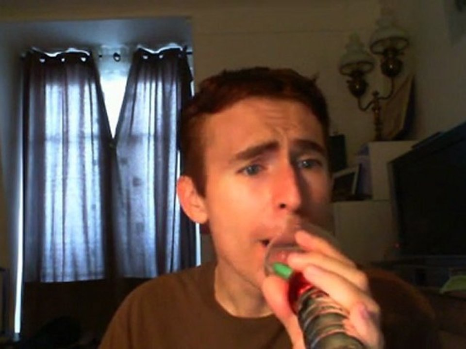 Wiwi égratigne "viens Poupoule"