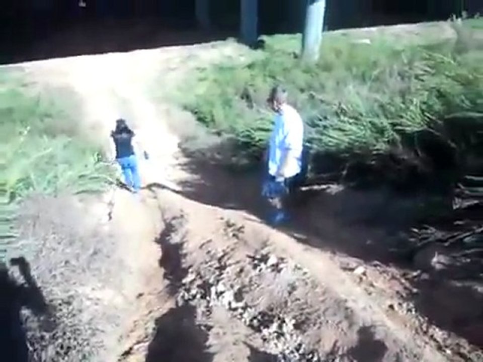 Hysterische Frau versucht, Get Down Hill fAIL