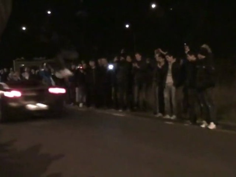 Il saute par dessus une voiture lancée à 80 km/h