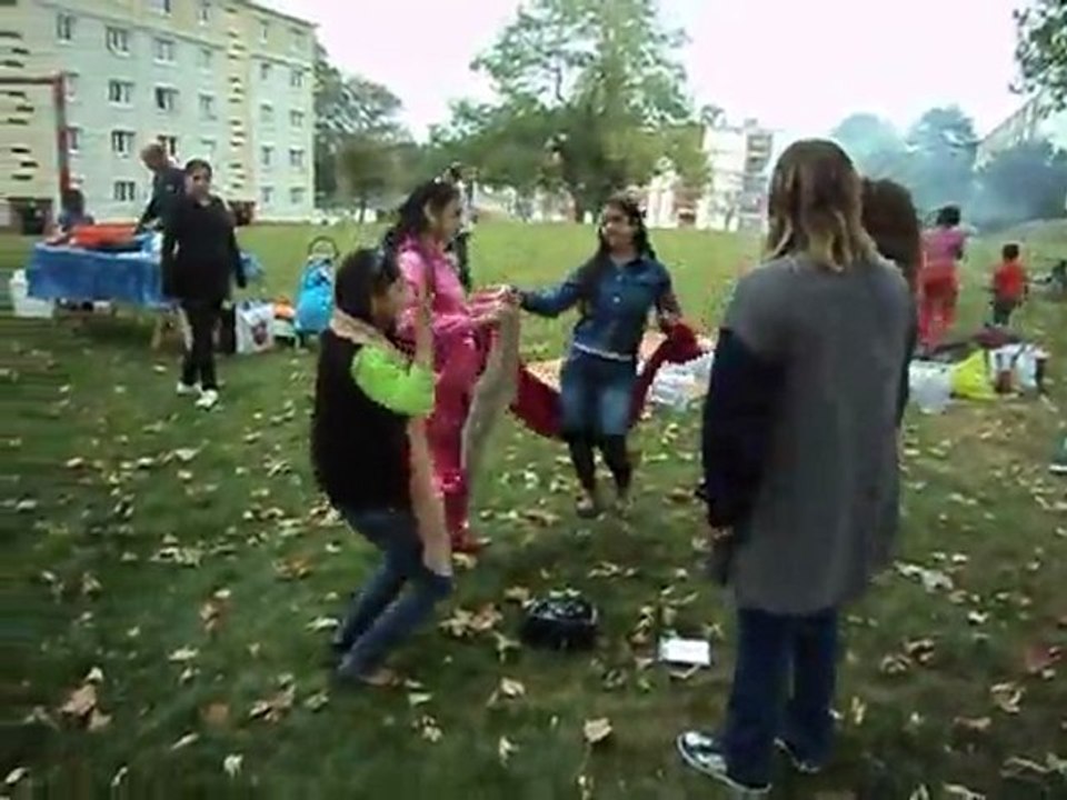 Initiation danse au quartier avec les "Rrom'binsons"