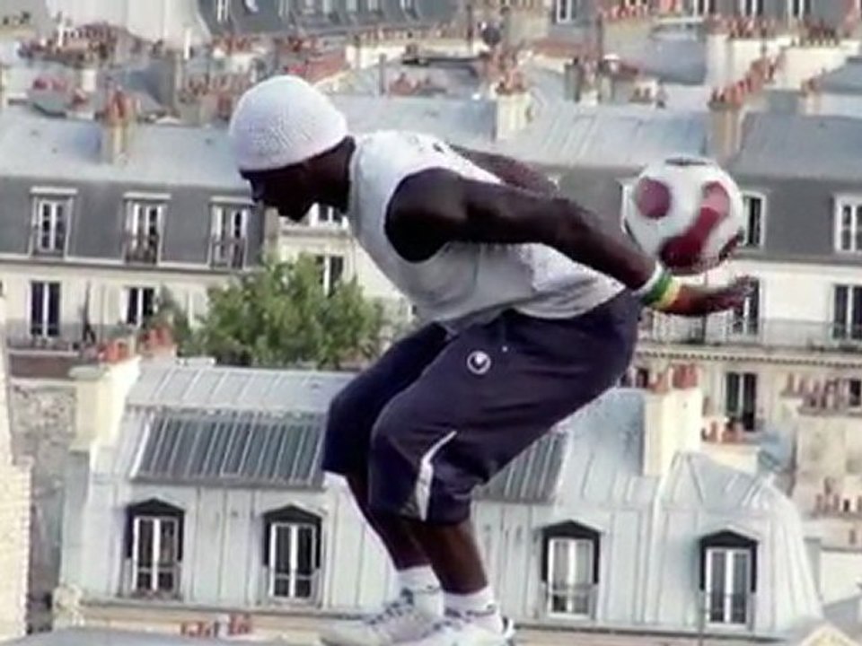 Fooball Fresstyle - Iya Traoré jongle à Montmartre - Clip HD