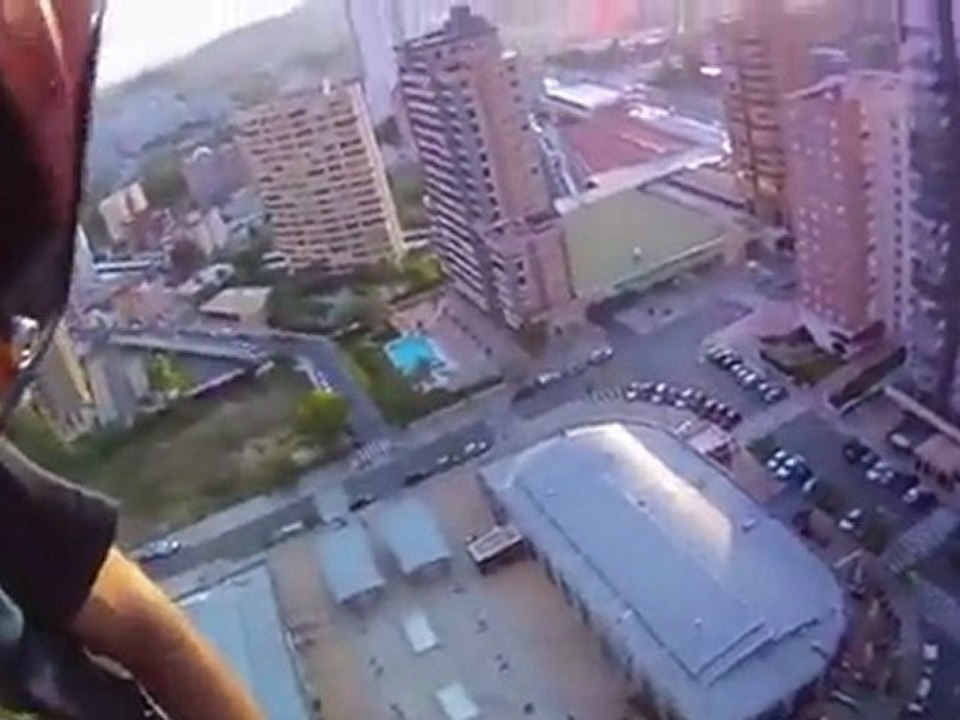 Sauter en parachute depuis l'ascenseur d'un hôtel