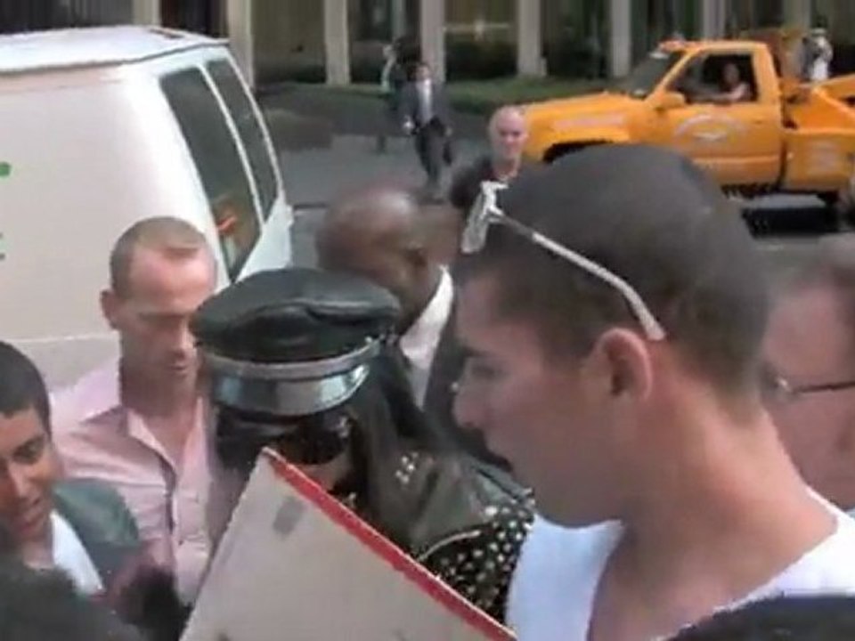 Gaga im Rabenkostüm