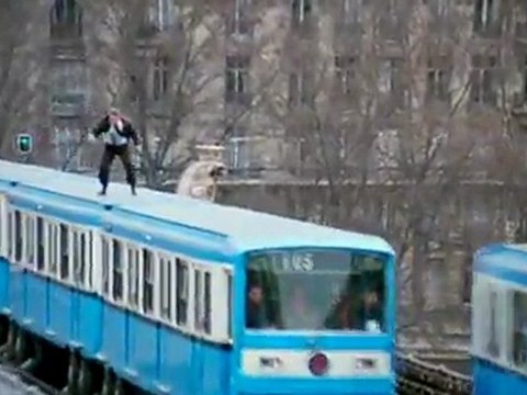 Pour le prix d'un ticket Bebel nous fait une de ces plus fameuses cascades