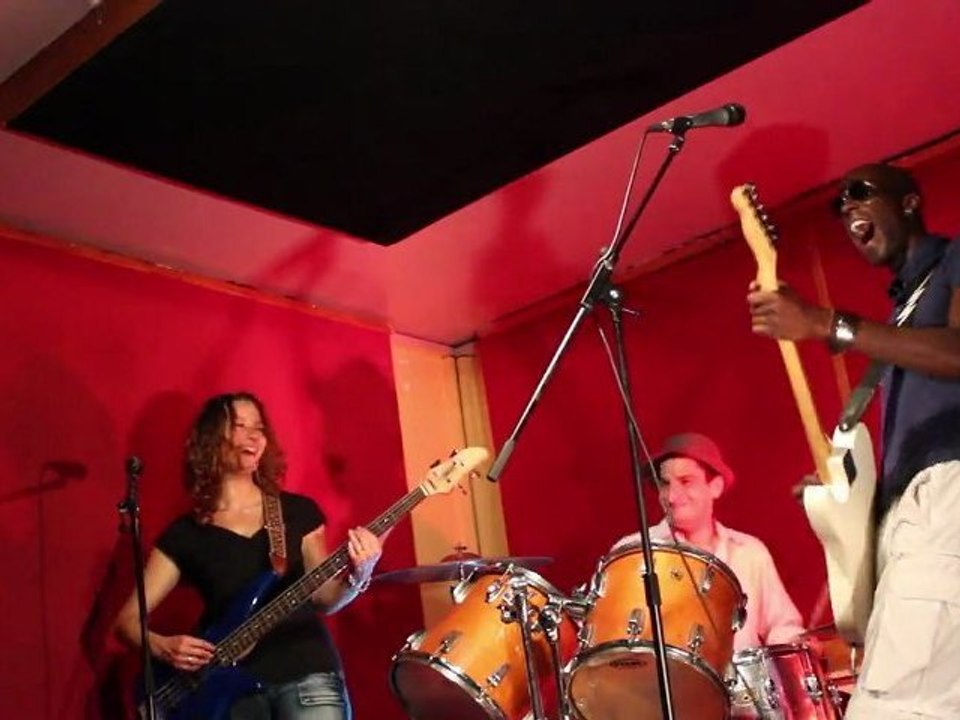 Fantastic Weekend - Y'a le feu (clip officiel)