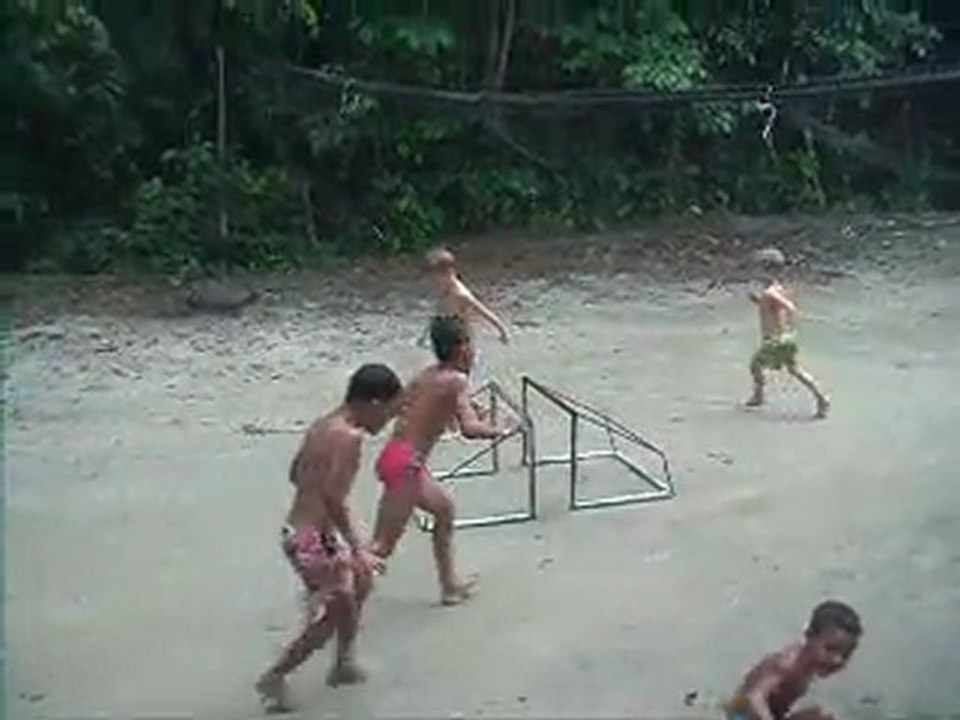 les enfants sous la pluie