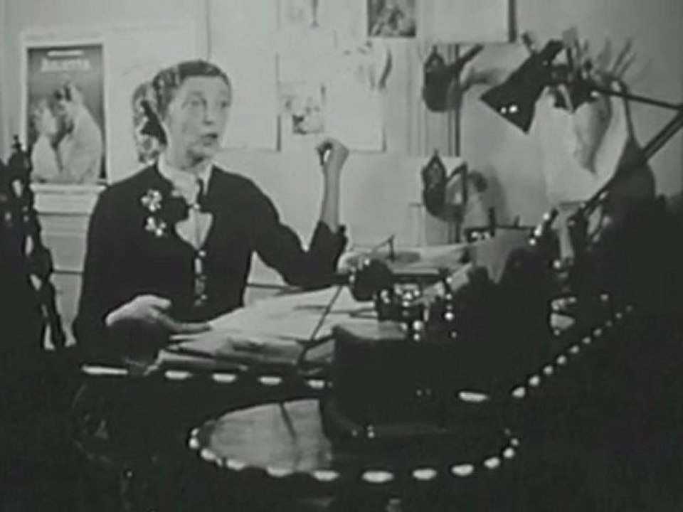 Louise de Vilmorin à Verrières, dans son bureau en 1955
