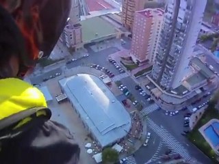 Base jump d'un ascenseur extérieur