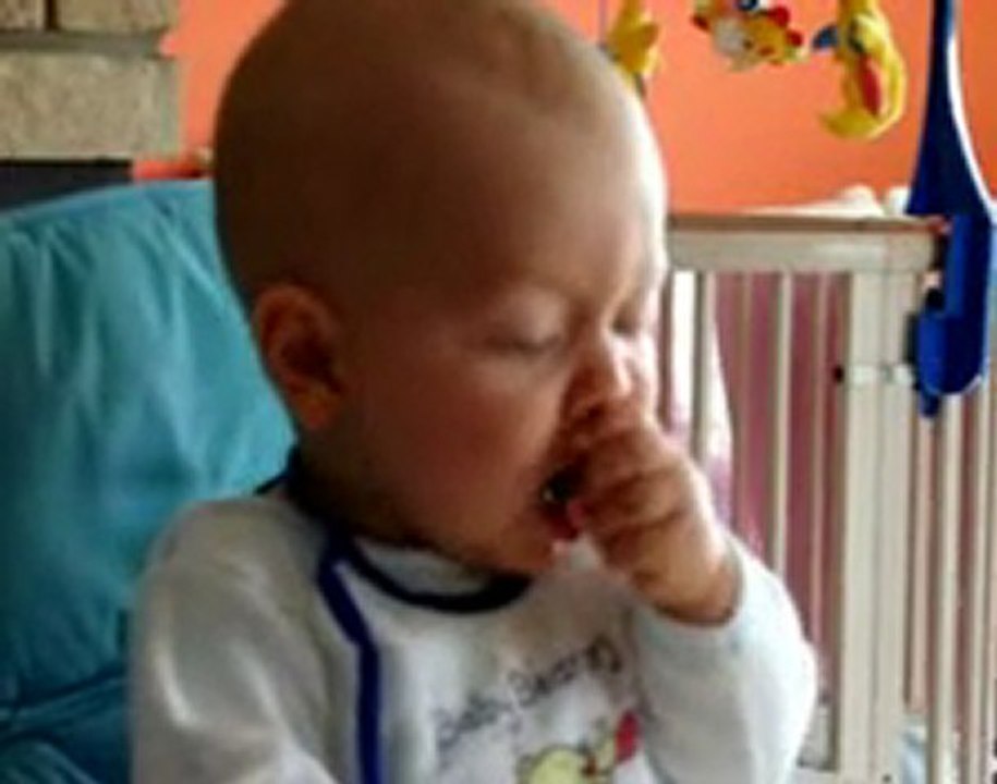 10 mois (dans sa chaise haute)