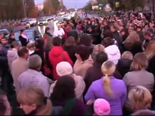 Kadin ve çocuğa araba çarptı