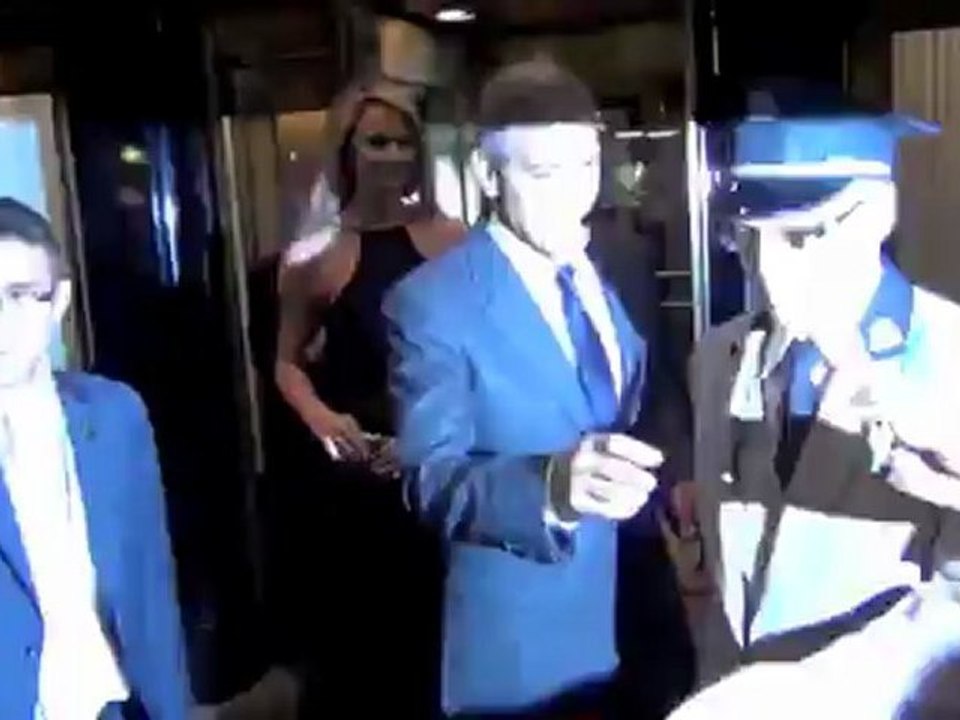 Clooney protzt mit freundin