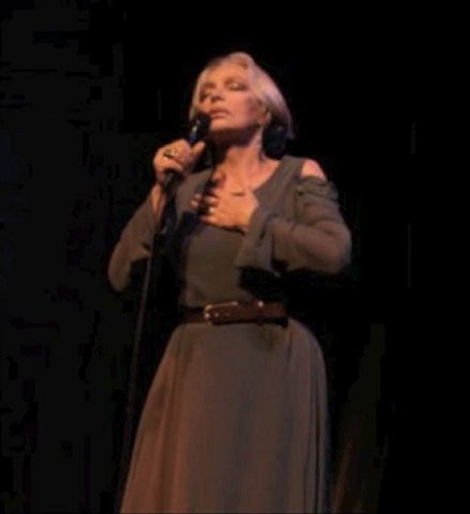 Marie Laforêt "une petite ville" live Bouffes Parisiens 2005