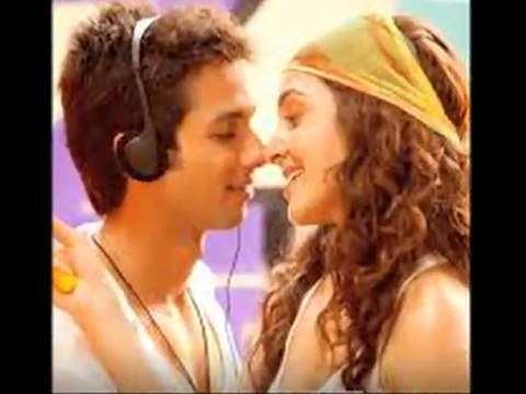 Shahid Kapoor & Anushka Sharma Lock Lips Publicly? - Latest Bollywood News