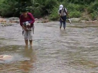 TRAVERSEE DE LA RIVIERE POUR CONTINUER LE TREK
