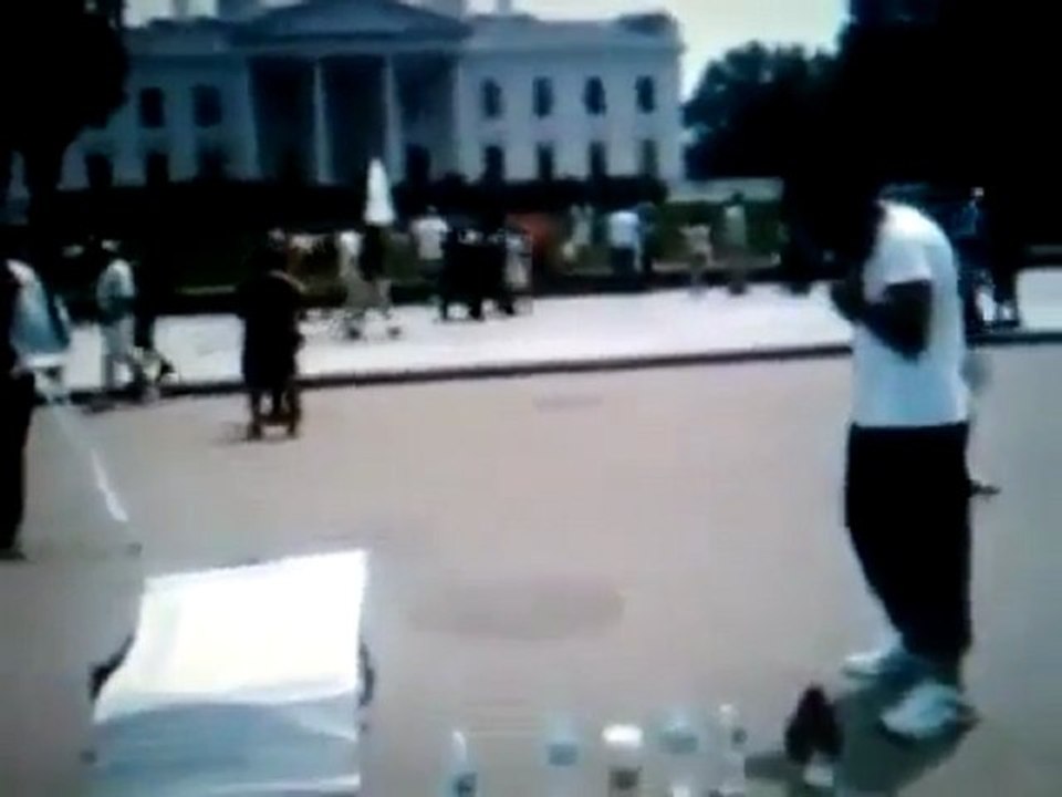 Musulman prie devant la Maison blanche