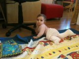 2011.10.08 Eléonore joue par terre 3