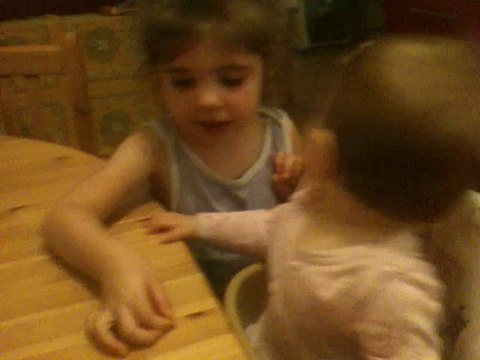 2011.10.10 Eléonore sur sa chaise haute 1ère fois