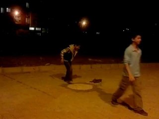 burdan bi adam geçti mi birader