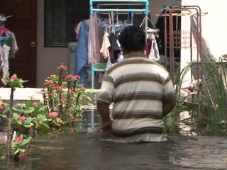 Nervous Bangkok on alert for floods