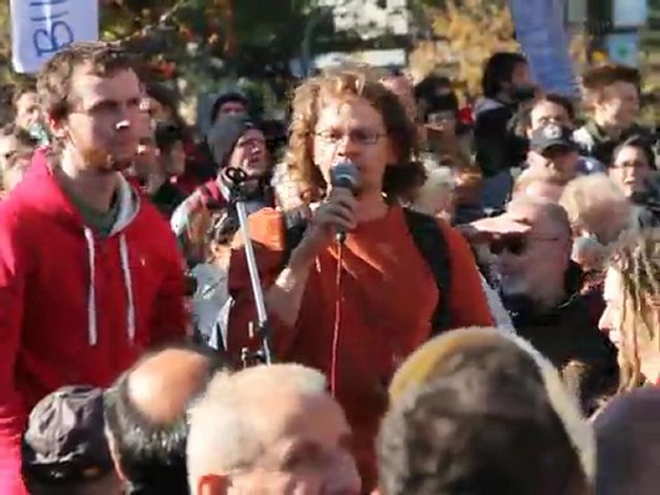 Demonstrant spricht in Frankfurt am Main - 15/10/11