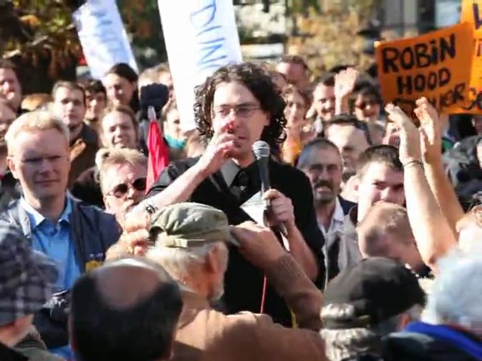 Occupy Frankfurt leute spricht in Frankfurt am Main on 15 oktorber 2011