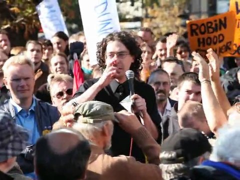 Occupy Frankfurt leute spricht in Frankfurt am Main on 15 oktorber 2011