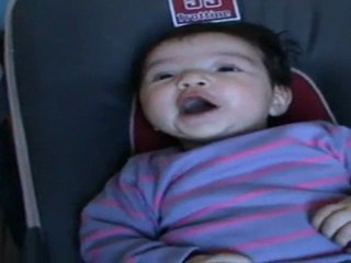 Margot rigole et parle dans son transat