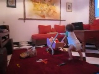 Laura promène son bébé