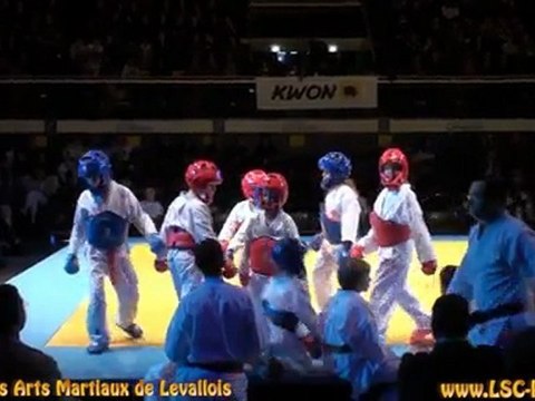 Démonstration du LSC karate à la Nuit des Arts Martiaux de Levallois