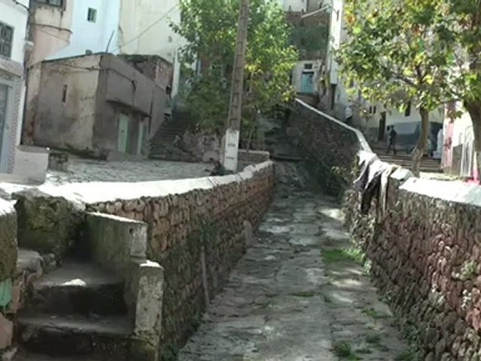 Dar KamalChaoui maison d'hôtes à Bhalil village pittoresque 24km proche de Fès, 3km de Sefrou, 60 de Meknes excursion randonnées balades Treck nature compagne montagne Atals Mountains guesthouse riad medina Fez Gastzimmer chambre ferienhouse Hotel pen