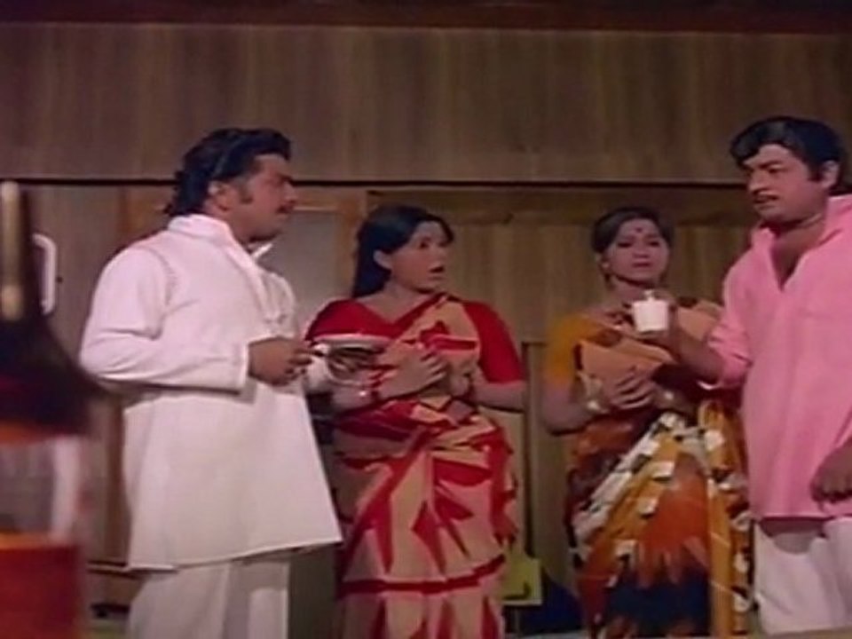 Aattukkara Alamelu - Heroine Falls For a Trap