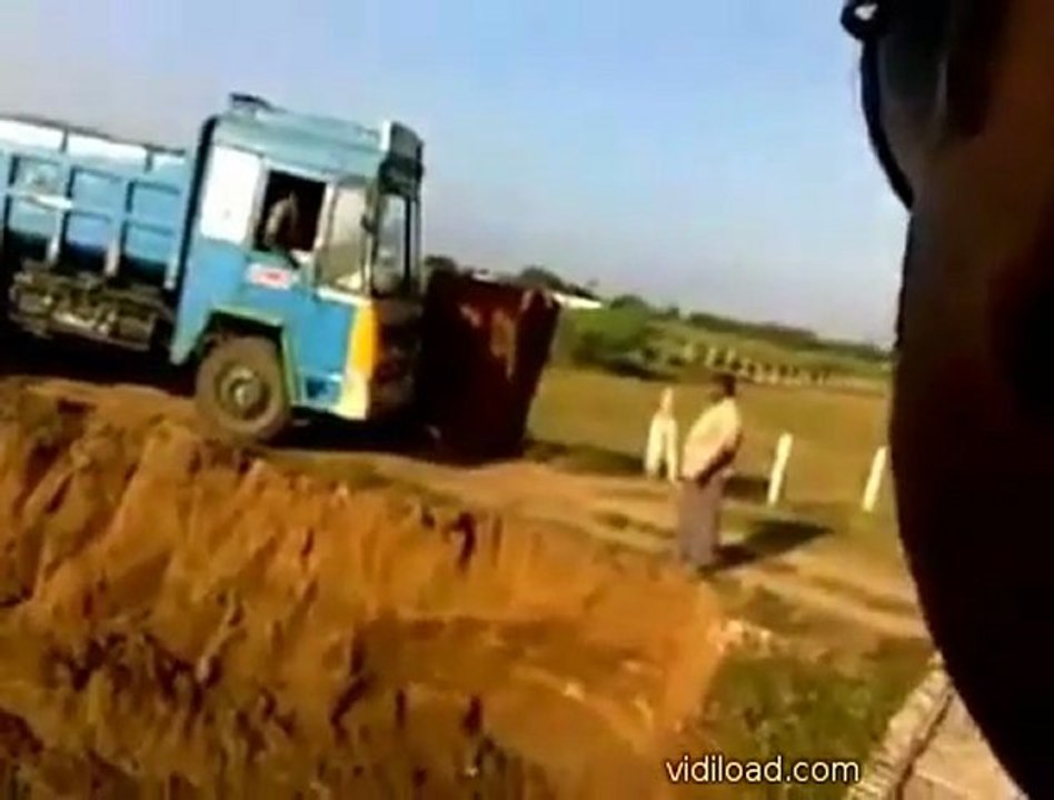 Truck überschlägt Fail