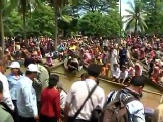 Thais fill sandbags in attempt to protect capital from flooding
