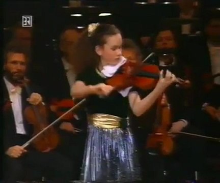 Young Hilary Hahn plays Bach (Gigue in d minor)