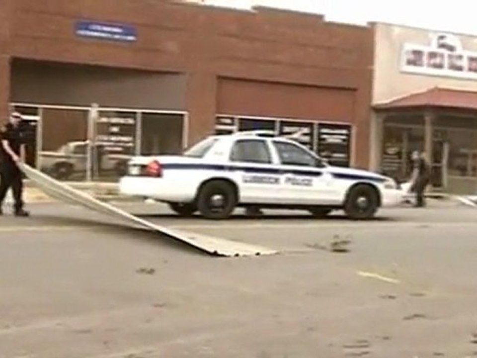 Strong winds sweep through Texas